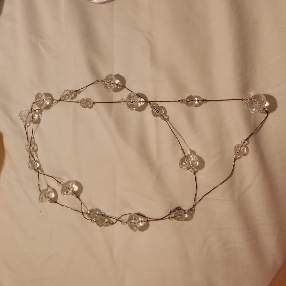 Long necklace crystal look